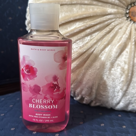 BATH & BODY WORKS SET. . . CHERRY BLOSSOM SCENT - Picture 5 of 6
